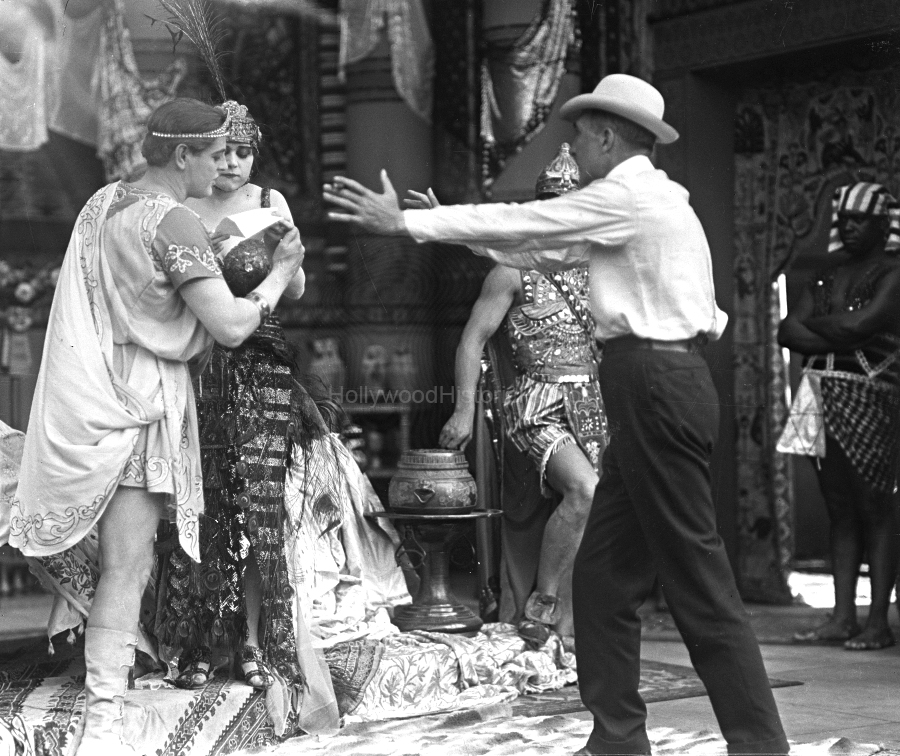 1917 6 Cleopatra wm.jpg